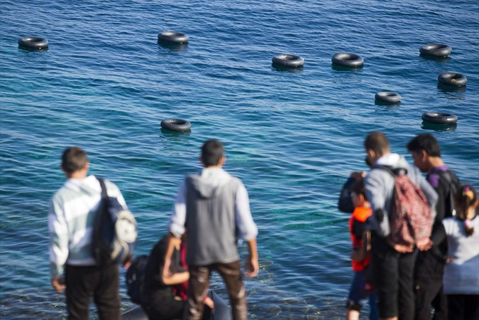 Άφιξη προσφύγων στη Μυτιλήνη. Σωσίβια που χρησιμοποίησαν πρόσφυγες που έφτασαν σε ακτή, κοντά στη Μήθυμνα της Μυτιλήνης, πλέουν στη θάλασσα. Σύμφωνα με την Ύπατη Αρμοστεία του Ο.Η.Ε για τους Πρόσφυγες, πάνω από 200.000 άνθρωποι έχουν φτάσει στο νησί φέτος.