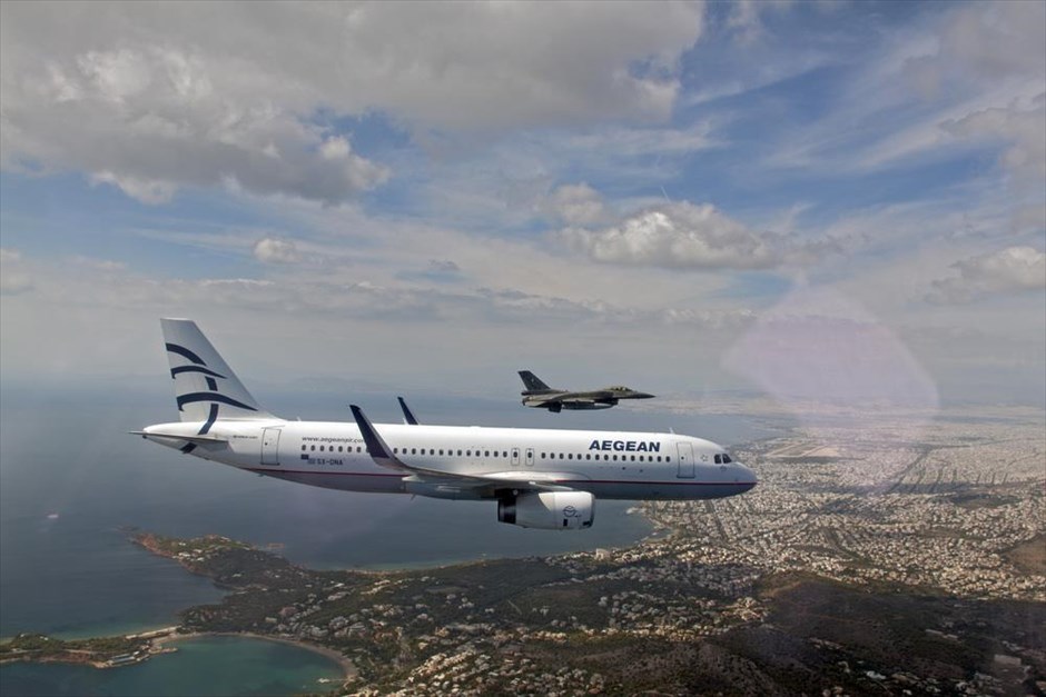 Άσκηση «Παρμενίων 2015». Αεροσκάφη F-16 και πολιτικό αεροσκάφος Airbus-A320 συμμετέχουν στην διακλαδική άσκηση μεγάλης κλίμακας των Ενόπλων Δυνάμενων, «Παρμενίων&nbsp;2015», σε φωτογραφία που τραβήχτηκε στις &nbsp;2 Οκτωβρίου και δόθηκε σήμερα στη δημοσιότητα. Στο πλαίσιο της άσκησης, παρατηρήθηκαν οι διαδικασίες, αλλά και οι δυνατότητες &nbsp;αντιμετώπισης απειλής από αεροσκάφος «renegade» (αεροσκάφος υπό τον έλεγχο τρομοκρατών ή αεροπειρατών).&nbsp;