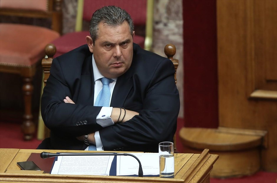 Βουλή: Δεύτερη ημέρα συζήτησης επί των προγραμματικών δηλώσεων. Ο υπουργός&nbsp;Εθνικής Άμυνας Πάνος Καμμένος σε στιγμιότυπο από την δεύτερη ημέρα&nbsp;συζήτησης επί των προγραμματικών δηλώσεων στη Βουλή. Ο κ. Καμμένος ανέφερε, μεταξύ άλλων, ότι εξετάζεται η εθελοντική στράτευση των γυναικών και ανακοίνωσε ότι θα υπάρξει νέα δομή στις Ένοπλες Δυνάμεις, διευκρινίζοντας ότι οι νέες δομές δεν πρέπει να γίνουν τόσο για δημοσιονομικούς λόγους, αλλά κυρίως για επιχειρησιακούς.