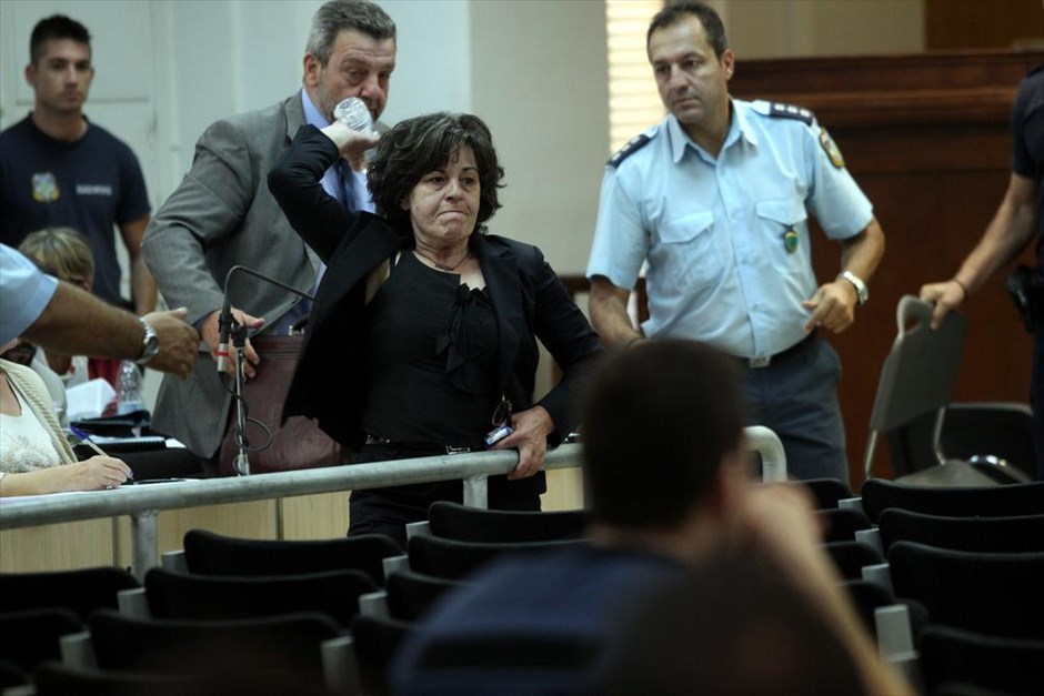 Μπουκάλι με νερό πέταξε η μητέρα του Π. Φύσσα στον  Γ. Ρουπακιά. Μπουκάλι με νερό πέταξε η μητέρα του Παύλου Φύσσα, Μάγδα, στον Γιώργο Ρουπακιά, έχοντας ολοκληρώσει την κατάθεσή της στο δικαστήριο και λίγο πριν κατέβει από το βήμα του μάρτυρα. «Να με θυμάσαι», του είπε εμφανώς ταραγμένη και εξαντλημένη από την πολύωρη κατάθεσή της και αποχώρησε από το δικαστήριο.&nbsp;Όπως υποστήριξε στην κατάθεσή της εντολή για τη δολοφονία του γιου της έδωσε ο Βουλευτής της Χρυσής Αυγής Γιάννης Λαγός.