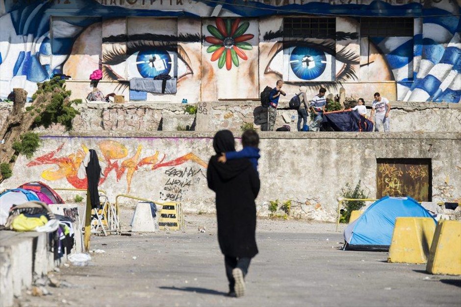 Πρόσφυγες στη Μυτιλήνη. Σκηνές προσφύγων, που έχουν φτάσει στη Μυτιλήνη από τα τουρκικά παράλια, στο λιμάνι του νησιού.
