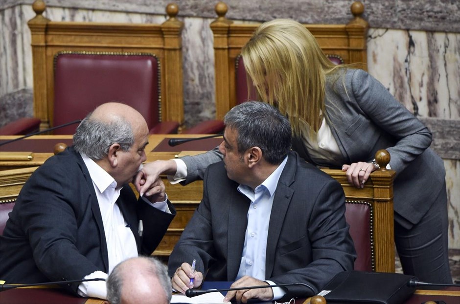 Βουλή: Τρίτη ημέρα συζήτησης επί των προγραμματικών δηλώσεων. Ο πρόεδρος της Βουλής Νίκος Βούτσης φιλά το χέρι της υφυπουργού αρμόδιας για θέματα Βιομηχανίας Θεοδώρας Τζάκρη, υπό το βλέμμα του αναπληρωτή υπουργού Διοικητικής Μεταρρύθμισης Χριστόφορου Βερναρδάκη, σε στιγμιότυπο από την τρίτη ημέρα συζήτησης επί των προγραμματικών δηλώσεων της κυβέρνησης στη Βουλή.&nbsp;