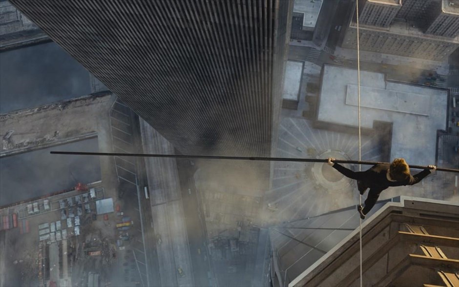 «Βόλτα στο κενό» (3D). «Βόλτα στο κενό» (3D): Ο - βραβευμένος με Όσκαρ - Ρόμπερτ Ζεμέκις ζωντανεύει στη μεγάλη οθόνη το απίστευτο κατόρθωμα του 25άχρονου Γάλλου σχοινοβάτη Philippe Petit, ο οποίος, στις 7 Αυγούστου του 1974, περπάτησε για 45 λεπτά, κάνοντας οκτώ διαδρομές σε ένα τεντωμένο σχοινί ανάμεσα στους Δίδυμους Πύργους του World Trade Center, 411 μέτρα από το έδαφος, χωρίς την άδεια του δήμου ή οποιασδήποτε αρχής.