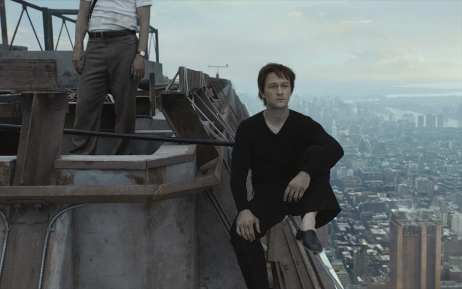 «Βόλτα στο κενό» (3D). «Βόλτα στο κενό» (3D): Ο - βραβευμένος με Όσκαρ - Ρόμπερτ Ζεμέκις ζωντανεύει στη μεγάλη οθόνη το απίστευτο κατόρθωμα του 25άχρονου Γάλλου σχοινοβάτη Philippe Petit, ο οποίος, στις 7 Αυγούστου του 1974, περπάτησε για 45 λεπτά, κάνοντας οκτώ διαδρομές σε ένα τεντωμένο σχοινί ανάμεσα στους Δίδυμους Πύργους του World Trade Center, 411 μέτρα από το έδαφος, χωρίς την άδεια του δήμου ή οποιασδήποτε αρχής.
