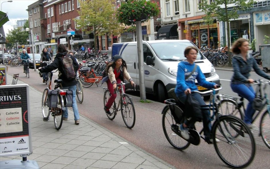 «Bikes vs cars». «Bikes vs cars»: Στο ντοκιμαντέρ του Φρεντρίκ Γκέρτεν, συναντάμε ακτιβιστές και στοχαστές, που αγωνίζονται για καλύτερες πόλεις, αρνούμενοι να σταματήσουν το ποδήλατο, παρά τον αυξανόμενο αριθμό των νεκρών στην κυκλοφορία.