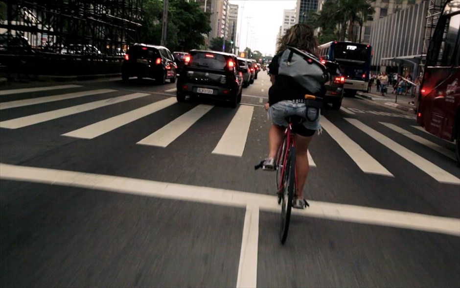 «Bikes vs cars». «Bikes vs cars»: Στο ντοκιμαντέρ του Φρεντρίκ Γκέρτεν, συναντάμε ακτιβιστές και στοχαστές, που αγωνίζονται για καλύτερες πόλεις, αρνούμενοι να σταματήσουν το ποδήλατο, παρά τον αυξανόμενο αριθμό των νεκρών στην κυκλοφορία.