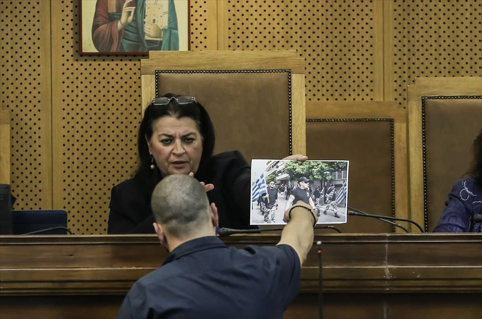 Π. Σεϊρλής: Προσχεδιασμένη η δολοφονία του Παύλου Φύσσα. Πεπεισμένος ότι η επίθεση σε βάρος του Παύλου Φύσσα ήταν προσχεδιασμένη εμφανίστηκε κατά την κατάθεσή του ο φίλος του μουσικού, Παύλος Σεϊρλής, ο οποίος ήταν αυτόπτης μάρτυρας το βράδυ της δολοφονίας. Ο μάρτυρας κατέθεσε ότι μέσα στην καφετέρια «Κοράλλι», όπου βρίσκονταν ο ίδιος, ο Παύλος Φύσσας και η παρέα τους για να παρακολουθήσουν τον ποδοσφαιρικό αγώνα, αναγνώρισε τους κατηγορούμενους Άγγο και Τσαλίκη.