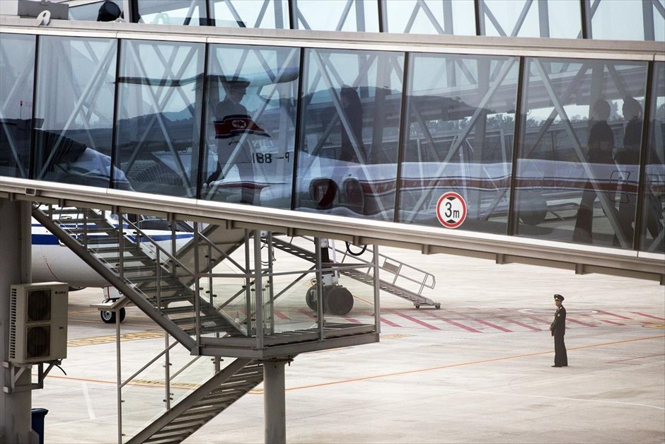 Βόρεια Κορέα - Επέτειος 70 χρόνων από την ίδρυση του Εργατικού Κόμματος Κορέας. Αεροπλάνο του κρατικού αερομεταφορέα της Β. Κορέας Air Koryo αντανακλάται σε τζαμαρία του αεροδρομίου της Πιονγιάνγκ.