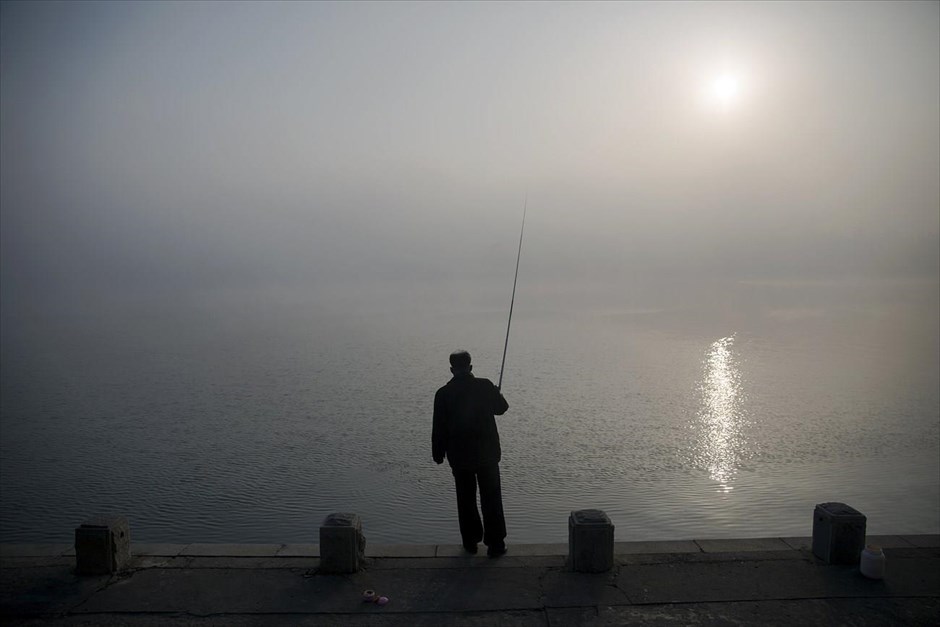 Βόρεια Κορέα - Επέτειος 70 χρόνων από την ίδρυση του Εργατικού Κόμματος Κορέας. Ένας άντρας ψαρέυει στον ποταμό Τεντόνγκ.