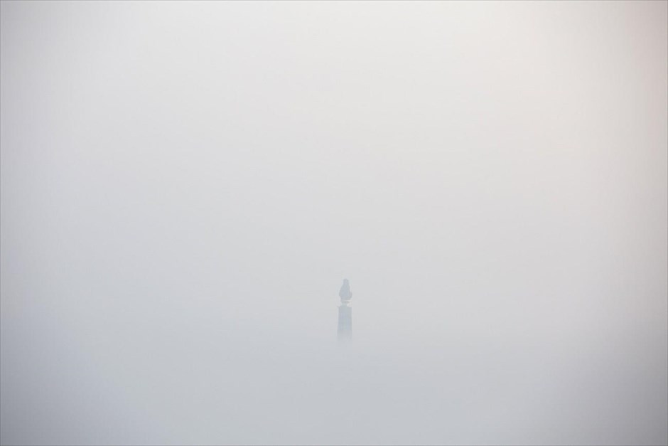 Βόρεια Κορέα - Επέτειος 70 χρόνων από την ίδρυση του Εργατικού Κόμματος Κορέας. Η οροφή του πύργου «Juche», ύψους 170 μέτρων, διακρίνεται μέσα από την ομίχλη.