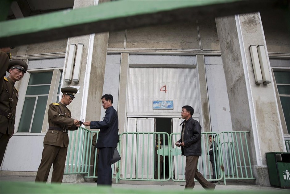 Βόρεια Κορέα - Επέτειος 70 χρόνων από την ίδρυση του Εργατικού Κόμματος Κορέας. Φίλαθλοι φτάνουν στο γήπεδο για τον αγώνα. 