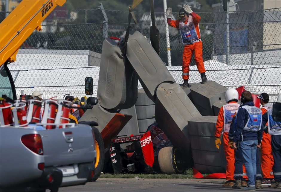 Formula 1: Σοβαρό ατύχημα στη πίστα του Σότσι . Σοβαρό ατύχημα είχε ο Κάρλος Σάινθ στο Grand Prix που διεξάγεται στο Σότσι της Ρωσίας. Ο οδηγός της Toro Rosso έτρεχε στις τρίτες ελεύθερες δοκιμές, όταν έχασε τον έλεγχο του αυτοκινήτου του και προσέκρουσε με πολύ μεγάλη σφοδρότητα στα προστατευτικά της πίστας. Οι δοκιμές διακόπηκαν έως ότου τα σωστικά συνεργεία απεγκλωβίσουν τον Ισπανό πιλότο, ο οποίος παρά τη βαρύτητα του ατυχήματος βγήκε σώος και χωρίς σοβαρό τραυματισμό από το κατεστραμμένο μονοθέσιό του.