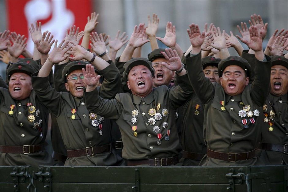 Βόρεια Κορέα - Επέτειος 70 χρόνων από την ίδρυση του Εργατικού Κόμματος Κορέας. Βετεράνοι χαιρετούν τον ηγέτη της Β. Κορέας, Κιμ Γιονγκ Ουν (δεν εικονίζεται), καθώς το όχημα που τον μεταφέρει περνάει από μπροστά τους. 