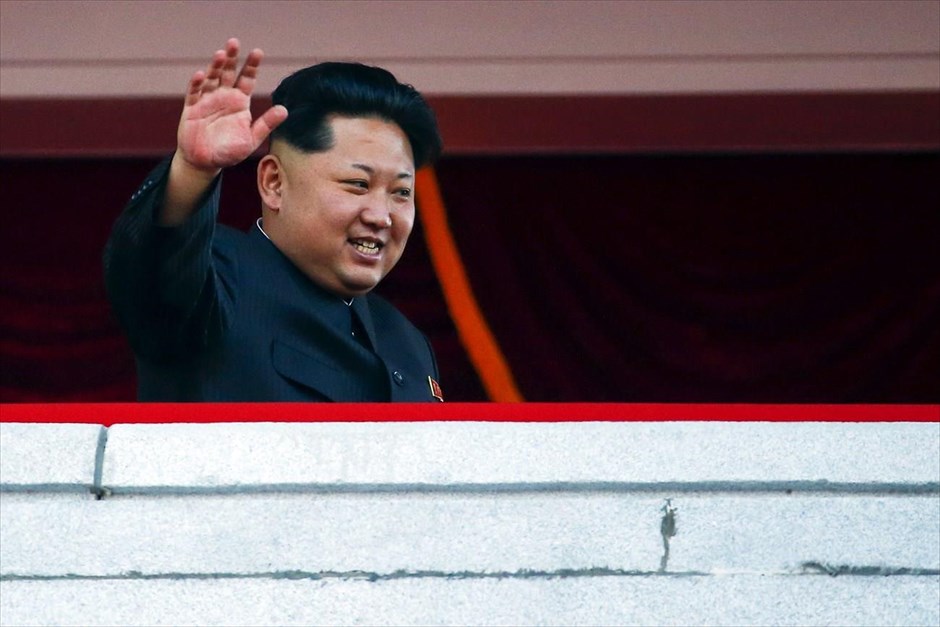 Βόρεια Κορέα - Επέτειος 70 χρόνων από την ίδρυση του Εργατικού Κόμματος Κορέας. Ο ηγέτης της χώρας, Κιμ Γιονγκ Ουν χαιρετά το πλήθος που έχει συγκεντρωθεί στην Πιονγιάνγκ για τη στρατιωτική παρέλαση.