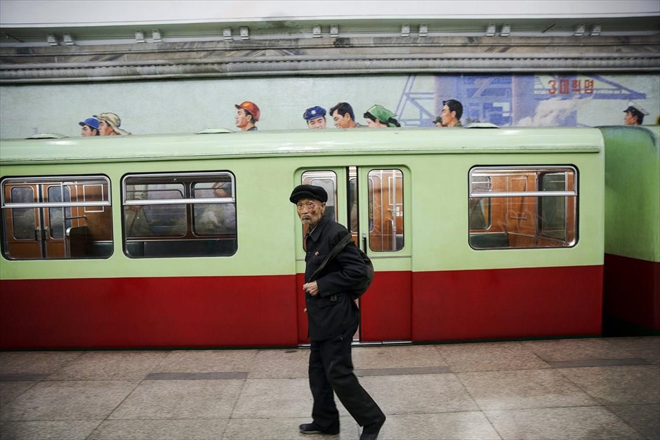 Βόρεια Κορέα - Επέτειος 70 χρόνων από την ίδρυση του Εργατικού Κόμματος Κορέας. Ένας ηλικιωμένος άντρας περπατά σε σταθμό του μετρό.