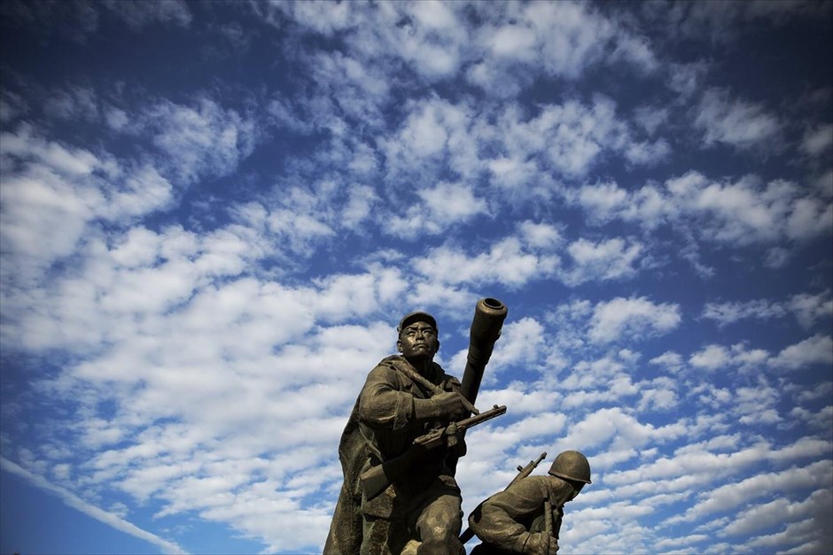 Βόρεια Κορέα - Επέτειος 70 χρόνων από την ίδρυση του Εργατικού Κόμματος Κορέας. Άγαλμα έξω από το Μουσείο Πολέμου.