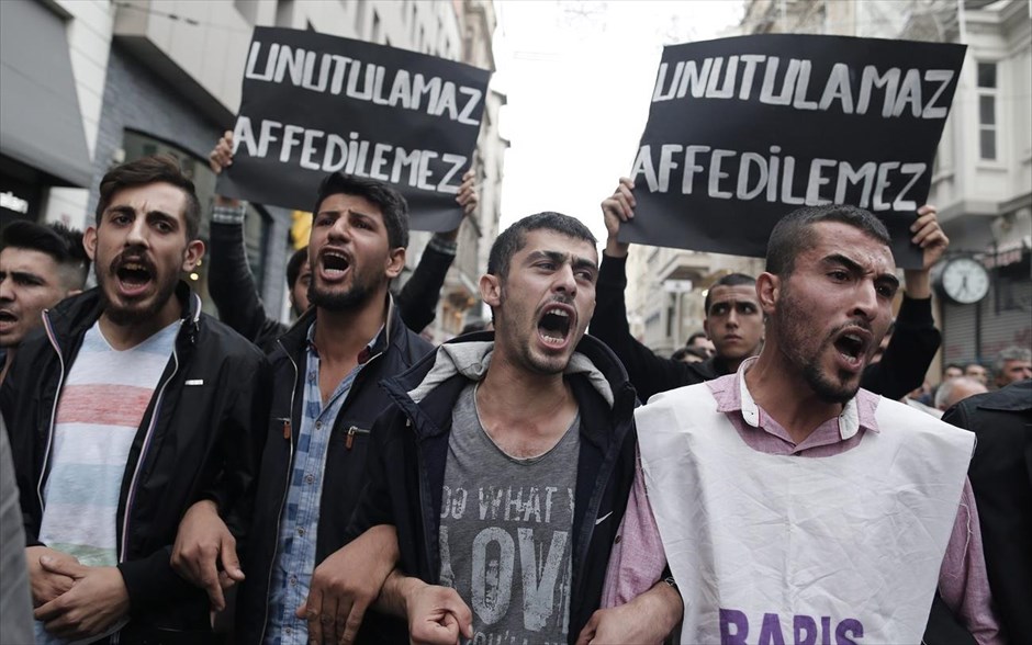 Διαδήλωση κατά του Ερντογάν στην Κωνσταντινούπολη. Διαδήλωση στην Κωνσταντινούπολη το βράδυ του Σαββάτου.