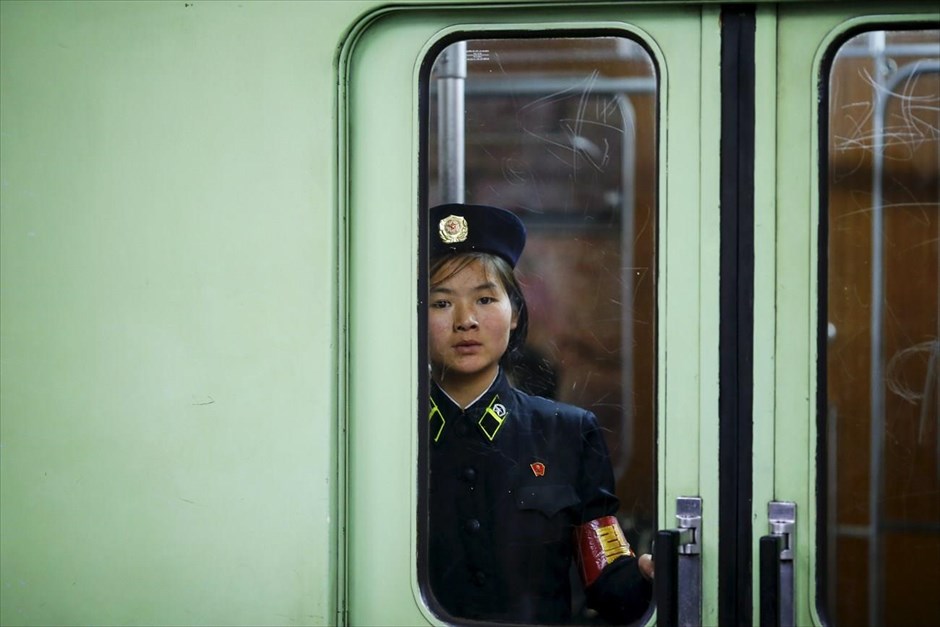 Βόρεια Κορέα - Επέτειος 70 χρόνων από την ίδρυση του Εργατικού Κόμματος Κορέας. Στιγμιότυπο από το μετρό της Πιονγιάνγκ.