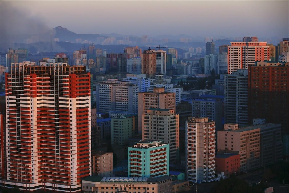 Βόρεια Κορέα - Επέτειος 70 χρόνων από την ίδρυση του Εργατικού Κόμματος Κορέας. Πολυκατοικίες στην Πιονγιάνγκ, υπό το πρώτο φως του ήλιου.