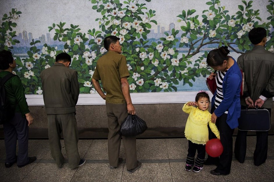 Βόρεια Κορέα - Επέτειος 70 χρόνων από την ίδρυση του Εργατικού Κόμματος Κορέας. Πολίτες περιμένουν το μετρό.