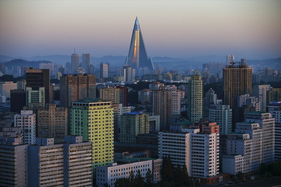 Βόρεια Κορέα - Επέτειος 70 χρόνων από την ίδρυση του Εργατικού Κόμματος Κορέας. Το 105 ορόφων κτήριο του ξενοδοχείου Ριουγκιόνγκ ξεχωρίζει ανάμεσα στις πολυκατοικίες της Πιονγιάνγκ.