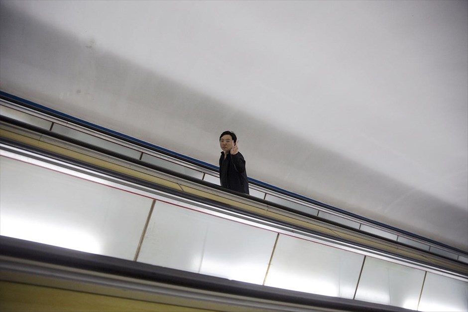 Βόρεια Κορέα - Επέτειος 70 χρόνων από την ίδρυση του Εργατικού Κόμματος Κορέας. Ένας άντρας χαιρετά τους ξένους δημοσιογράφους που ξεναγούνται στους χώρους του μετρό.