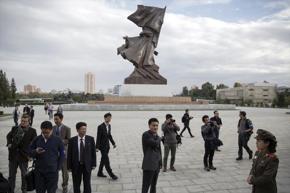 Βόρεια Κορέα - Επέτειος 70 χρόνων από την ίδρυση του Εργατικού Κόμματος Κορέας. Στρατιώτης (δεξιά) καλωσορίζει τους ξένους δημοσιογράφους και αξιωματούχους στο Μουσείο Πολέμου.