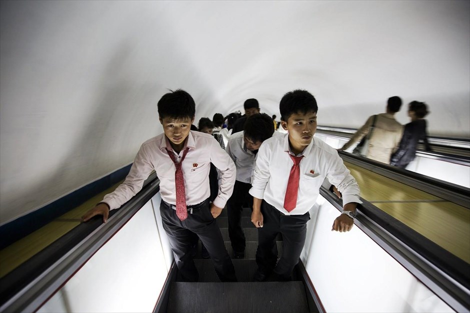 Βόρεια Κορέα - Επέτειος 70 χρόνων από την ίδρυση του Εργατικού Κόμματος Κορέας. Μαθητές στις κυλιόμενες σκάλες του μετρό.