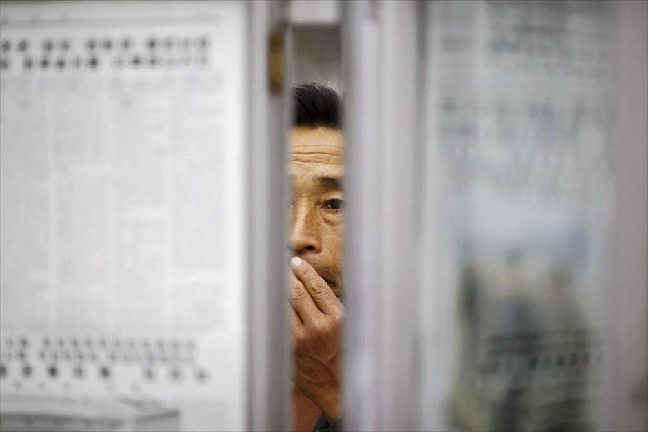 Βόρεια Κορέα - Επέτειος 70 χρόνων από την ίδρυση του Εργατικού Κόμματος Κορέας. Ένας άντρας διαβάζει εφημερίδα σε ειδική προθήκη, σε σταθμό του μετρό.