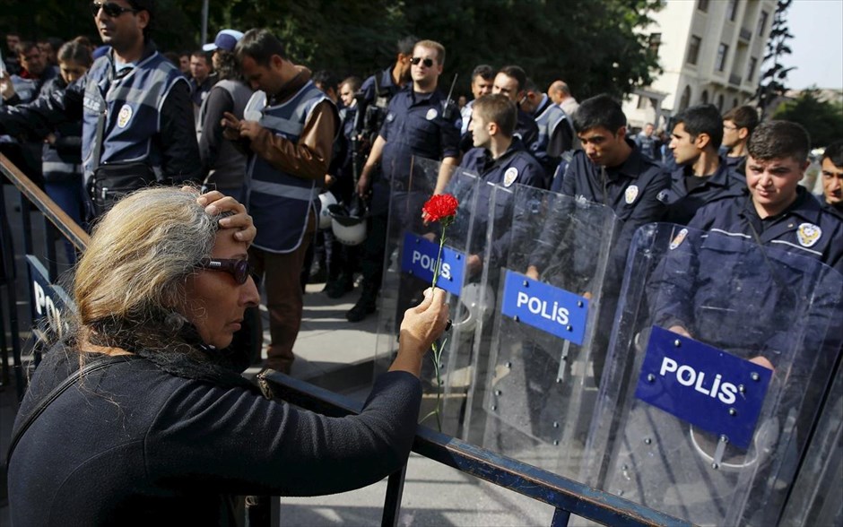 Μεγάλη διαδήλωση στην Άγκυρα για τα θύματα των βομβιστικών επιθέσεων. Στιγμιότυπο από τη διαδήλωση στην Άγκυρα.
