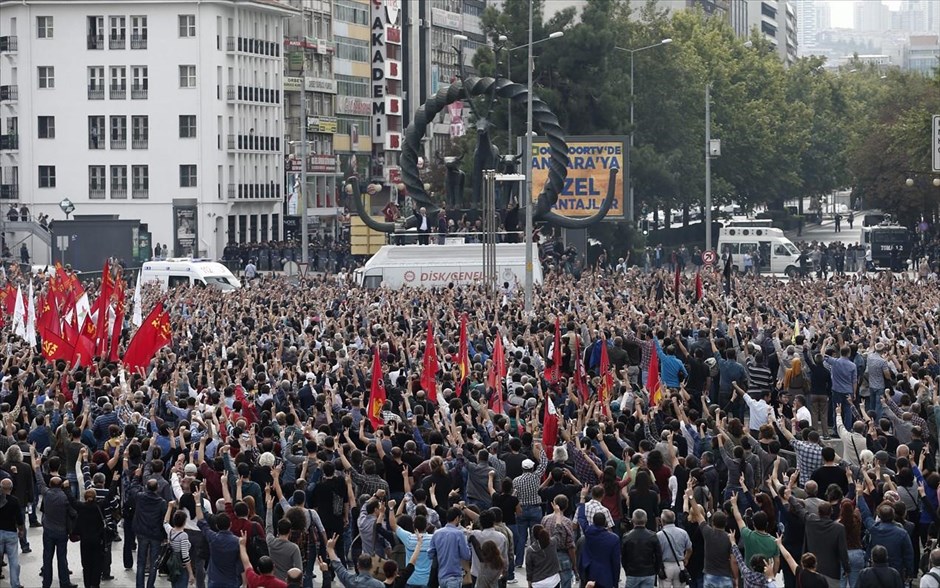 Μεγάλη διαδήλωση στην Άγκυρα για τα θύματα των βομβιστικών επιθέσεων. Στιγμιότυπο από τη διαδήλωση στην Άγκυρα.