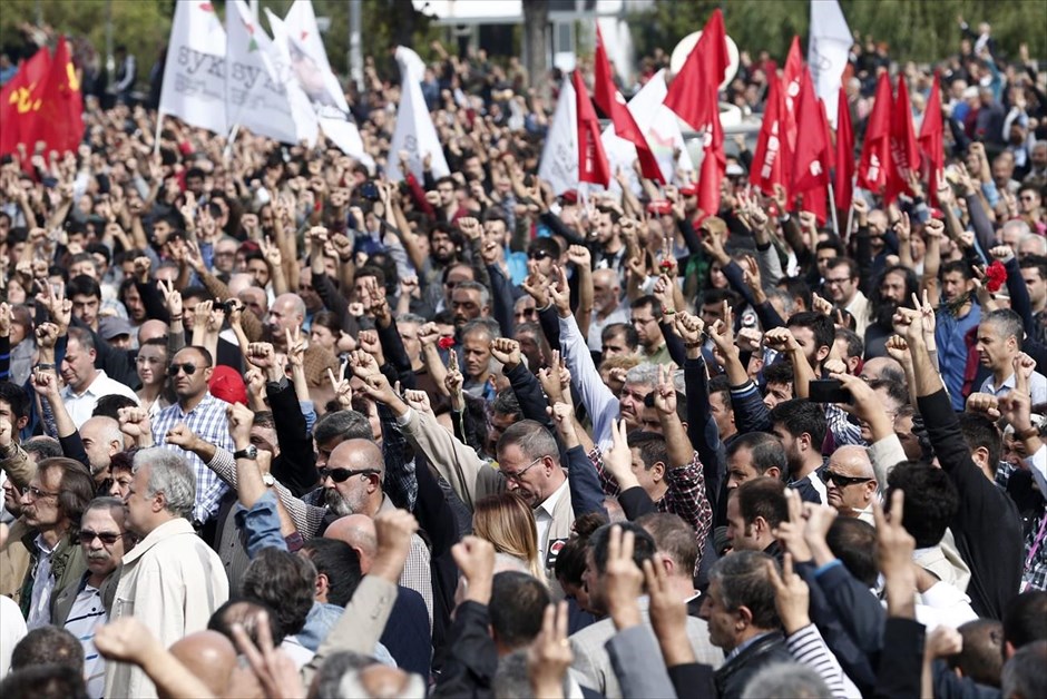 Μεγάλη διαδήλωση στην Άγκυρα για τα θύματα των βομβιστικών επιθέσεων. Στιγμιότυπο από τη διαδήλωση στην Άγκυρα.