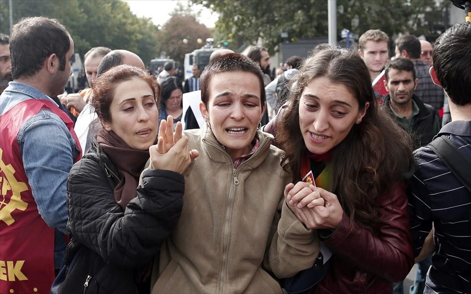 Μεγάλη διαδήλωση στην Άγκυρα για τα θύματα των βομβιστικών επιθέσεων. Μια γυναίκα κλαίει κατά τη διάρκεια διαδήλωσης στη μνήμη των θυμάτων, στην Άγκυρα.