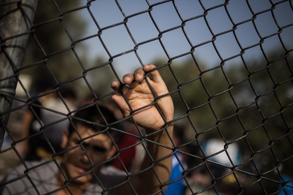 Μυτιλήνη: Αναμονή για την καταγραφή. Πρόσφυγας περιμένει να καταγραφεί στο Κέντρο Υποδοχής Μεταναστών και Προσφύγων στη Μόρια της Μυτιλήνης.