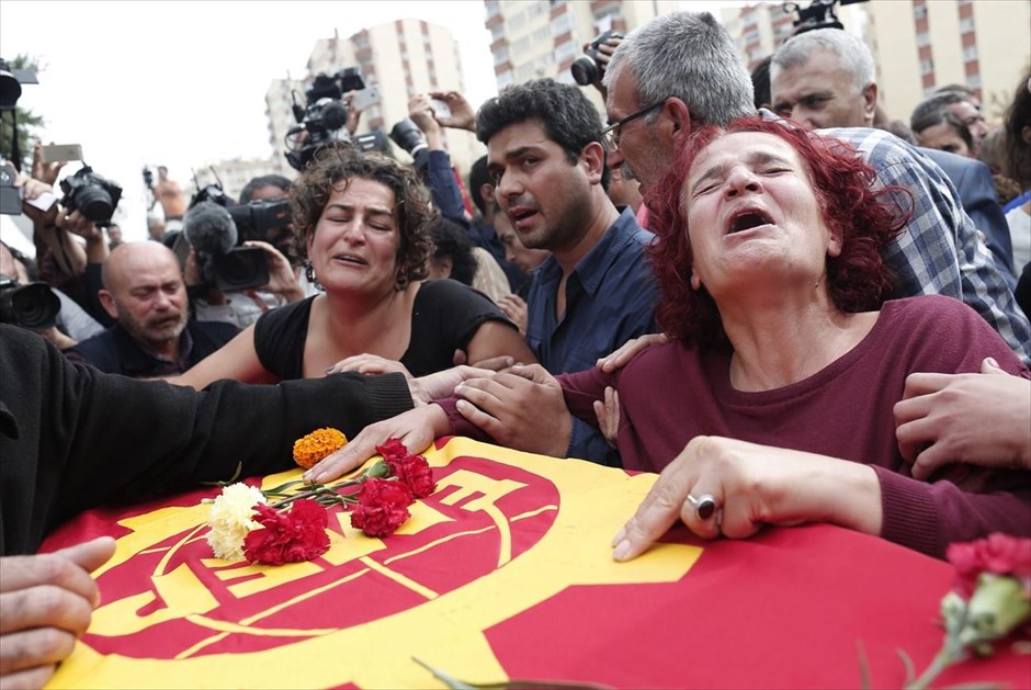 Θρήνος για τα θύματα των επιθέσεων στην Άγκυρα. Συγγενείς θύματος της διπλής βομβιστικής επίθεσης που σημειώθηκε το Σάββατο στην Άγκυρα κλαίνε πάνω από το φέρετρό του, κατά τη διάρκεια της κηδείας του. Το Ισλαμικό Κράτος «δείχνουν» ως υπεύθυνο για την επίθεση που στοίχισε τη ζωή σε 95 άτομα δύο υψηλόβαθμοι αξιωματούχοι των τουρκικών υπηρεσιών ασφαλείας που επικαλείται το Reuters.
