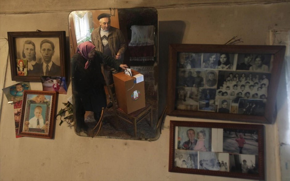 Εκλογές στη Λευκορωσία. Μια γυναίκα ψηφίζει σε χωριό της Λευκορωσίας. Στις κάλπες για τις προεδρικές εκλογές προσέρχονται σήμερα οι Λευκορώσοι με τον Αλεξάντερ Λουκασένκο να θεωρείται βέβαιος νικητής για μία πέμπτη θητεία, παρατείνοντας τα 21 χρόνια του στα ηνία της χώρας, την ώρα που οι Ευρωπαίοι εξετάζουν την άρση των κυρώσεων σε βάρος του.