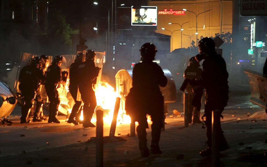Κόσοβο: Επεισόδια στην Πρίστινα. Ευρείας κλίμακας επεισόδια έλαβαν χώρα το βράδυ της Δευτέρας στο Κόσοβο, όταν διαδηλωτές συγκρούστηκαν με άνδρες της αστυνομίας, ζητώντας την αποφυλάκιση βουλευτή της αντιπολίτευσης, ο οποίος τις προηγούμενες μέρες πέταξε καπνογόνο στην αίθουσα της Βουλής. Η σύλληψη του βουλευτή και ιδρυτή του κόμματος SD εξόργισε μερίδα πολιτών του Κοσόβου, η οποία κατήλθε στους δρόμους της Πρίστινας. Οι αρχές ασφαλείας χρησιμοποίησαν δακρυγόνα προκειμένου να διαλύσουν το πλήθος.