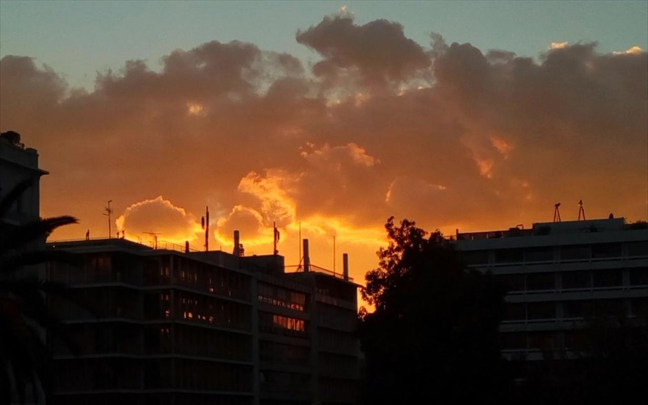 Αθηναϊκό δειλινό. Η οδός Μητροπόλεως στην Αθήνα με φόντο τα χρώματα του δειλινού.