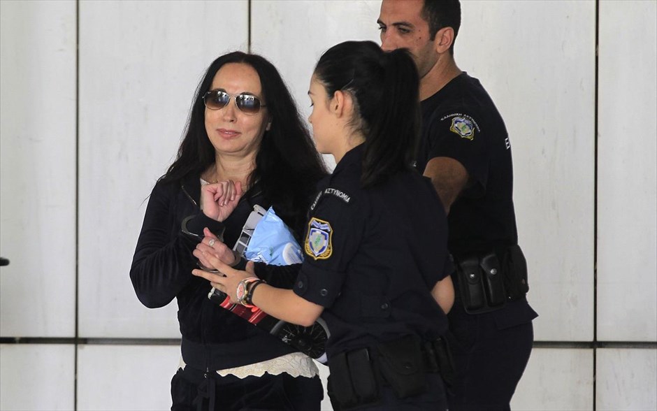 Αποφυλάκιση με περιοριστικούς όρους για τη Βίκυ Σταμάτη. Η σύζυγος του τέως υπουργού Εθνικής Άμυνας Άκη Τσοχατζόπουλου, Βίκυ Σταμάτη βγαίνει συνοδευόμενη από αστυνομικούς από το Εφετείο Αθηνών. Η Βίκυ Σταμάτη αποφυλακίζεται με περιοριστικούς όρους έπειτα από απόφαση του Πενταμελούς Εφετείου Κακουργημάτων.