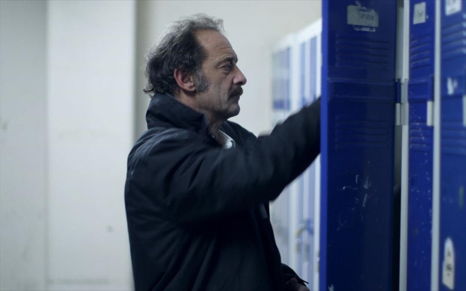 Ο νόμος της αγοράς . Στην ταινία&nbsp;«Ο νόμος της αγοράς»  ένας απολυμένος εργάτης προσπαθεί να επιβιώσει στη σύγχρονη Γαλλία της υποβαθμισμένης εργατικής τάξης και των σκληρών εργοδοτικών πρακτικών. Αγωνίζεται να μην το βάζει κάτω και να αντιστέκεται, όμως αυτό που αντιμετωπίζει είναι το αδυσώπητο πρόσωπο ενός καπιταλιστικού συστήματος, που εκμηδενίζει συνεχώς τον εργαζόμενο.