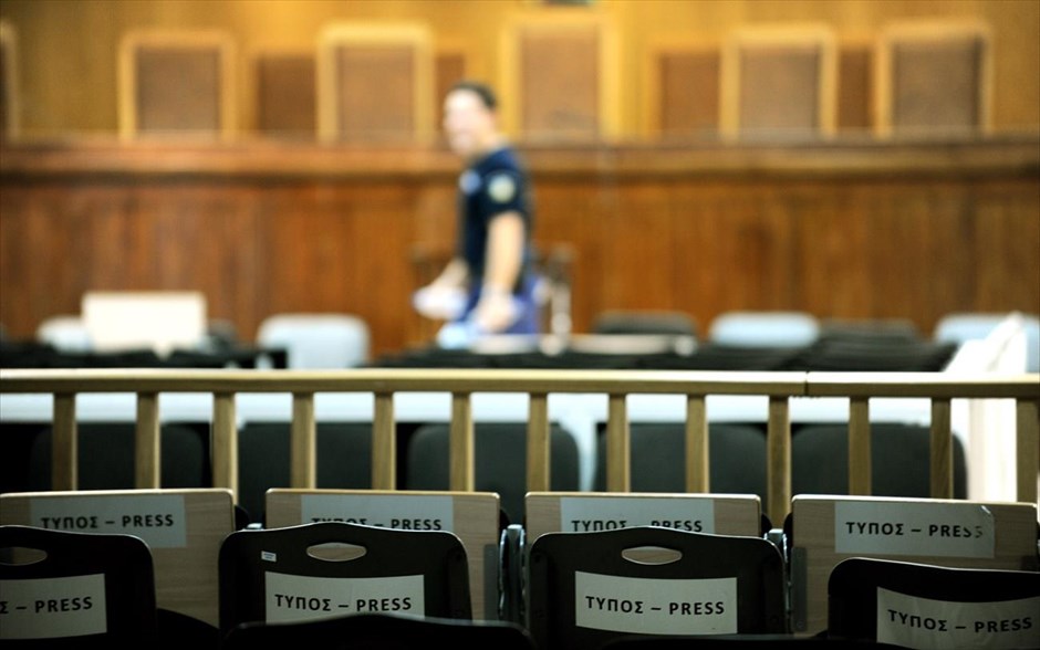 Συνεχίζεται η δίκη της Χρυσής Αυγής . Να παραμείνουν σε απόσταση από τους χρυσαυγίτες και να δίνουν εικόνα, ήταν η εντολή που είχαν από το κέντρο οι αστυνομικοί που έλαβαν το σήμα να μεταβούν στο σημείο της δολοφονίας του Παύλου Φύσσα, κατέθεσε ο αστυνομικός Γ. Ρώτας ενώπιον του Τριμελούς Εφετείου Κακουργημάτων όπου εκδικάζεται η υπόθεση της Χρυσής Αυγής.