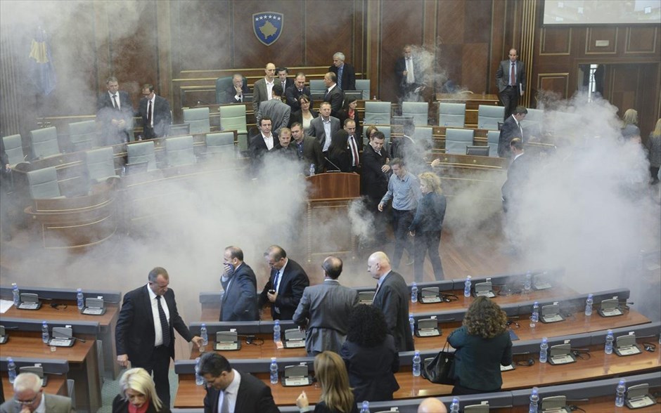 Νέα επεισόδια στη Βουλή του Κοσόβου. Βουλευτές της αντιπολίτευσης πετούν δακρυγόνο στην αίθουσα του κοινοβουλίου του Κοσόβου στην Πρίστινα. Τα κόμματα της αντιπολίτευσης διαμαρτύρονται ενάντια στις συμφωνίες που έχουν επιτευχθεί στο πλαίσιο του διαλόγου με τη Σερβία, ο οποίος πραγματοποιείται με τη διαμεσολάβηση της Ευρωπαϊκής Ένωσης.