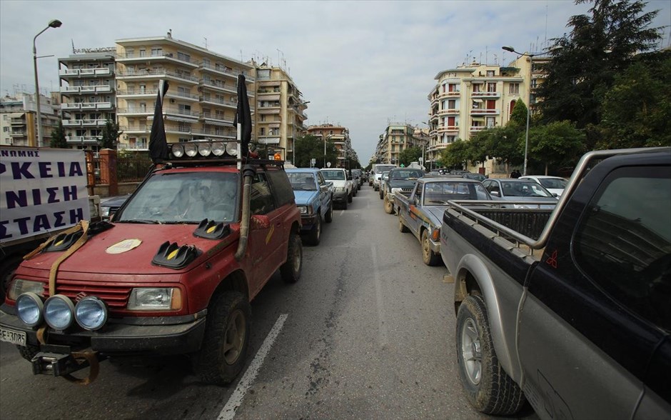 Διαμαρτυρία αγροτών στο υπουργείο Μακεδονίας - Θράκης. Στο υπουργείο Μακεδονίας - Θράκης βρέθηκαν την Πέμπτη με τα αγροτικά τους μηχανήματα, αγρότες και κτηνοτρόφοι της Θεσσαλονίκης, διαμαρτυρόμενοι για τα προωθούμενα φορολογικά μέτρα που τους αφορούν.