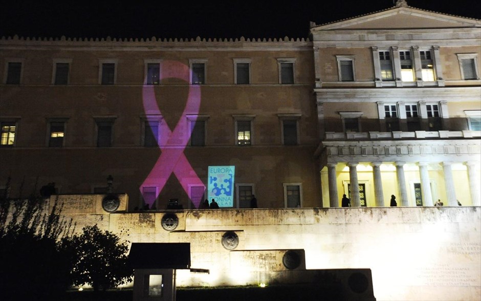 Με τη ροζ κορδέλα φωτίστηκε η Βουλή. Με το σήμα της πρόληψης του καρκίνου του μαστού, τη ροζ κορδέλα, φωτίστηκε η πρόσοψη της Βουλής στα πλαίσια της «Παγκόσμιας Ημέρας για την υγεία του μαστού».