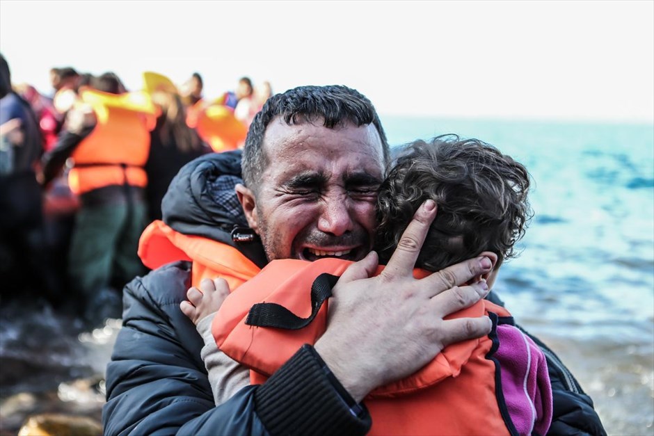 Συνεχίζονται οι αφίξεις προσφύγων στη Λέσβο. Πρόσφυγες και μετανάστες φτάνουν στη Λέσβο μετά το επικίνδυνο ταξίδι από τα τουρκικά παράλια.