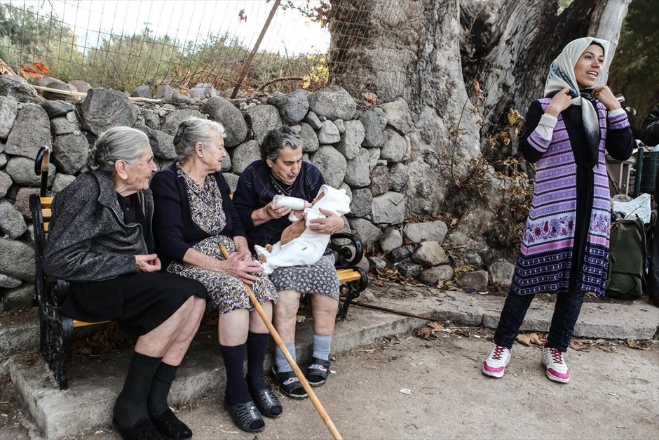 Μητρική στοργή χωρίς σύνορα . Ηλικιωμένες γυναίκες από τη Μυτιλήνη φροντίζουν το μωρό Σύρων προσφύγων. Περίπου 400 πρόσφυγες διασώθηκαν την Κυριακή από τις λιμενικές αρχές και τη FRONTEX σε διάφορα σημεία του Αιγαίου. Αγόρι ηλικίας επτά ετών έπεσε στη θάλασσα και πνίγηκε στο Φαρμακονήσι, ενώ ακόμη δυο παιδιά και δύο γυναίκες έχασαν τη ζωή τους στο Καστελόριζο.