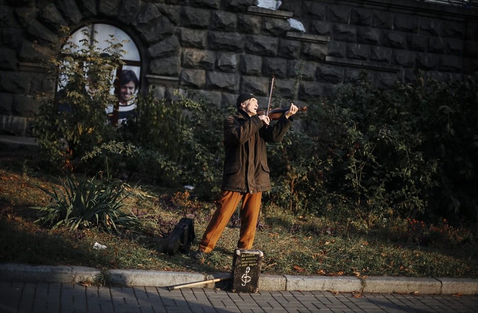 Καθημερινή ζωή στην Ουκρανία. Ένας τυφλός άντρας παίζει βιολί στο κέντρο του Κιέβου, για να μαζέψει χρήματα.