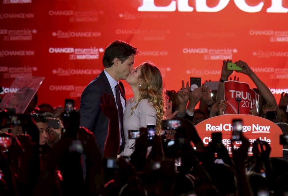 Καναδάς: Συντριπτική νίκη των Φιλελεύθερων . Ο επικεφαλής των Φιλελεύθερων Τζάστιν Τριντό φιλά τη σύζυγό του Σοφί Γκρεγκουάρ, λίγο πριν απευθύνει λόγο στους οπαδούς του κόμματός του, μετά την συντριπτική νίκη στις καναδικές βουλευτικές εκλογές της Κυριακής. Ο 43χρονος Τριντό θα σχηματίσει την επόμενη κυβέρνηση της χώρας, τερματίζοντας την σχεδόν δεκαετή παραμονή στην εξουσία των συντηρητικών του Στίβεν Χάρπερ.