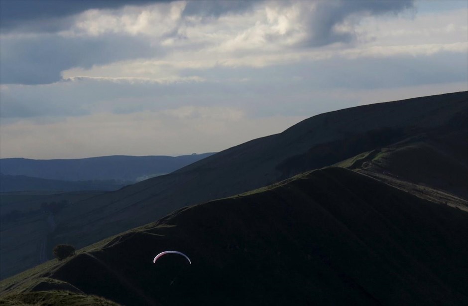 Αλεξίπτωτο πλαγιάς στην Αγγλία. Ένας άντρας πετά με αλεξίπτωτο πλαγιάς, κοντά στο Κάστλετον της Μ. Βρετανίας.