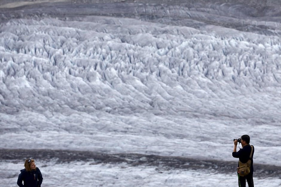 Παγετώνας Άλετς - Ελβετία. Τουρίστας φωτογραφίζει τον παγετώνα Άλετς.
